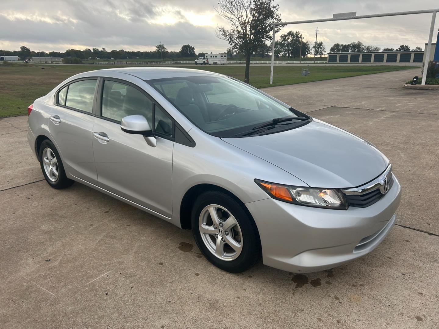 2012 Silver /Gray Honda Civic (19XFB5F5XCE) with an 1.8L L4 SOHC 16V CNG engine, AUTOMATIC transmission, located at 17760 Hwy 62, Morris, OK, 74445, (918) 733-4887, 35.609104, -95.877060 - 2012 HONDA CIVIC 1.8L FWD DEDICATED CNG (COMPRESSED NATURAL GAS) VEHICLE. FEATURES REMOTE KEYLESS ENTRY, POWER LOCKS, POWER WINDOWS, POWER MIRRORS, MANUEL SEATS, AM/FM RADIO, CD PLAYER, USB, AUX, BLUETOOTH FOR HANDS-FREE CALLING, 12V POWER OUTLET, CRUISE CONTROL, TRACTION CONTROL, CLOTH SEATS, 195/6 - Photo#2